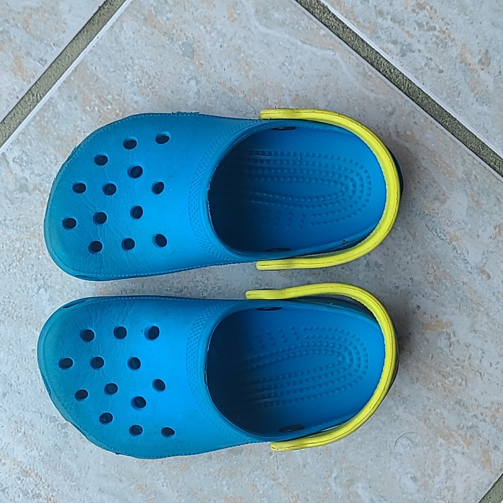 Crocs blue and lime yellow